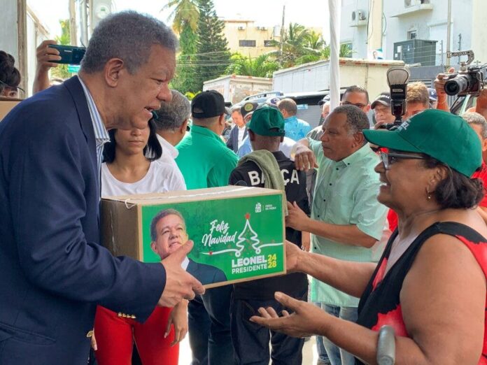 Leonel regala cajas navideñas con motivo de Noche Buena