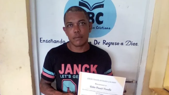 Lo mató de una puñalada al corazón por supuesta deuda de 200 pesos en Moca