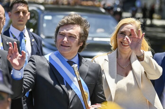 Milei asume en Argentina; anuncia un ajuste doloroso