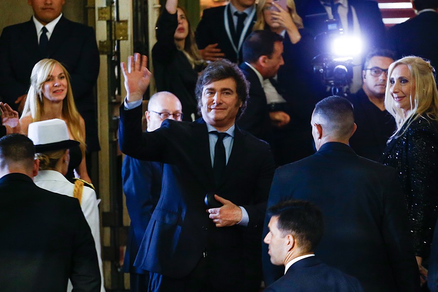 El presidente electo de Argentina, Javier Milei, llega al Teatro Colón a presenciar la obra Madame Butterfly tras su asunción, hoy, en Buenos Aires (Argentina)