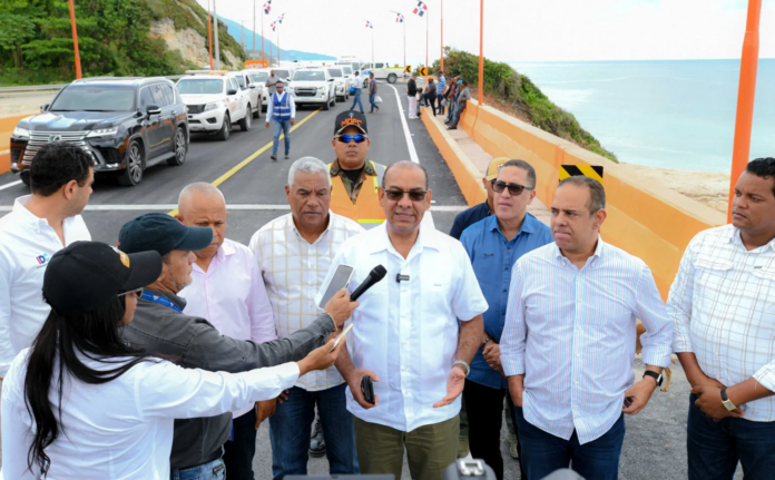 Ministro de Obras Públicas supervisa trabajos carretera Barahona-Pedernales