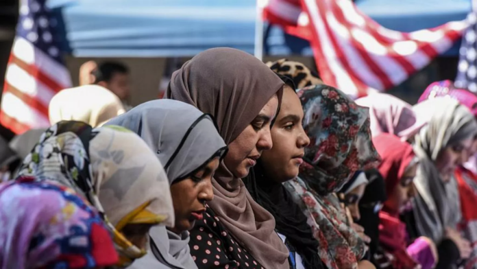 Musulmanes en EEUU amenazan con retirar apoyo a Biden por su postura ante guerra Israel-Hamás
