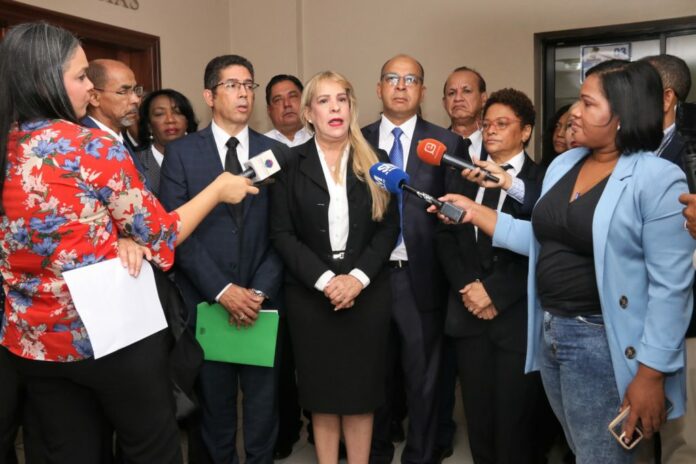 Notarios acuden a audiencia contra PGR por retención de RD$105 millones
