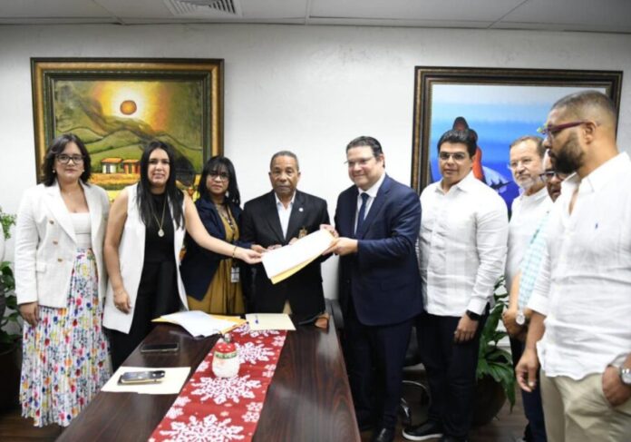 PRM inscribe a Carolina y Stalin Alcántara en DN