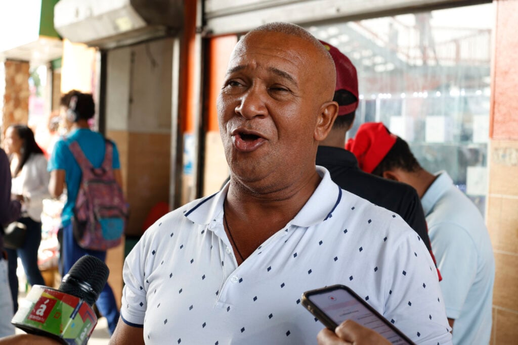 Paradas de autobuses presentan timido flujo de pasajeros en asueto