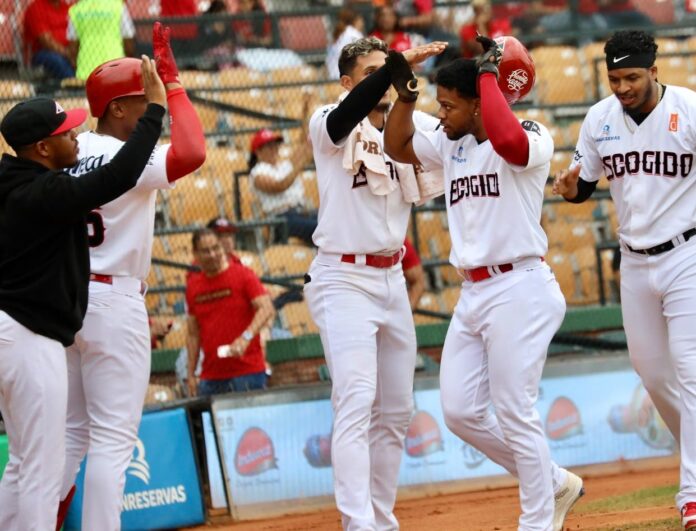 Santos, Hernández y López guían Leones sobre Toros