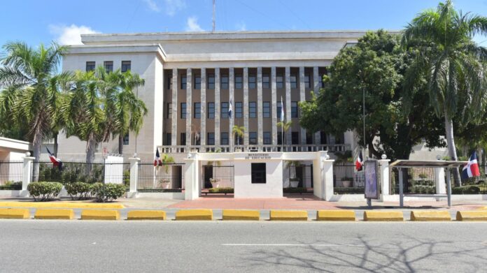 Suspenden directora por tirar libros a la basura en Azua