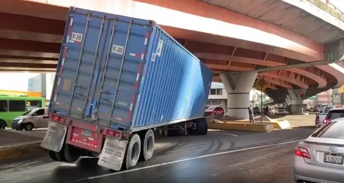 Video: Patanista se queda atascado intentando peligrosa maniobra en av. 27 de Febrero