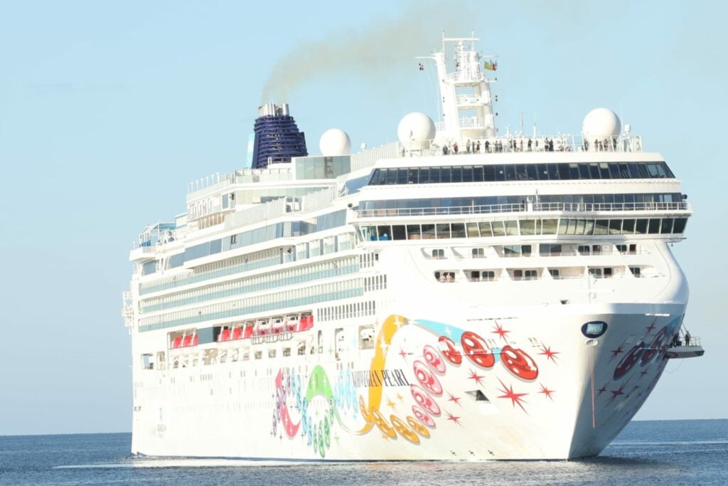 1704382698 520 En fotos Llegada del crucero Norwegian Pearl al puerto