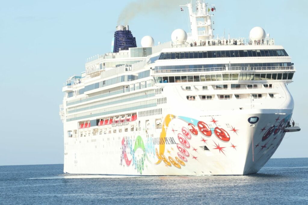 1704382698 74 En fotos Llegada del crucero Norwegian Pearl al puerto