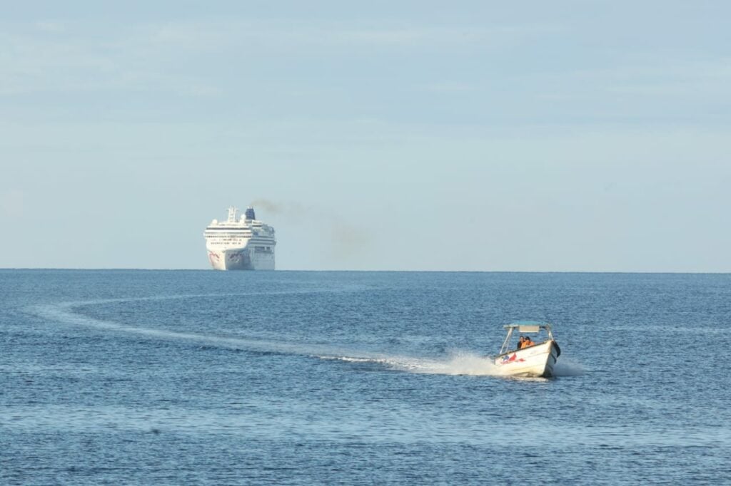 1704382698 807 En fotos Llegada del crucero Norwegian Pearl al puerto