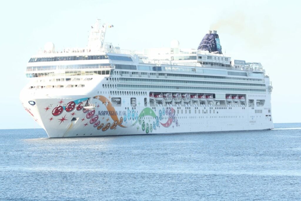 1704382699 764 En fotos Llegada del crucero Norwegian Pearl al puerto