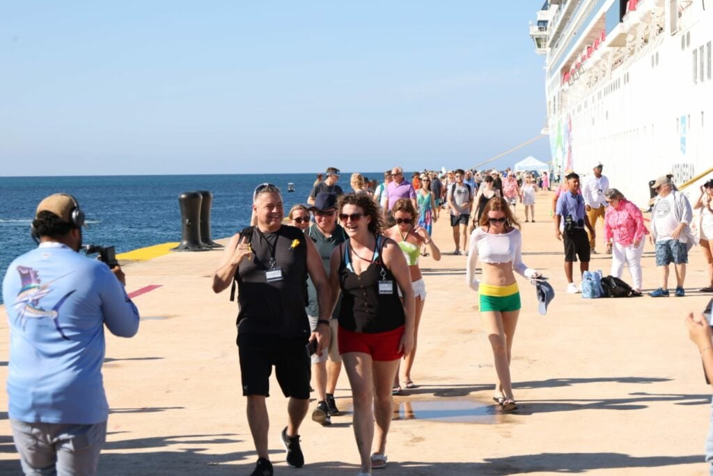 1704390972 325 En fotos Los primeros cruceristas que arribaron a puerto