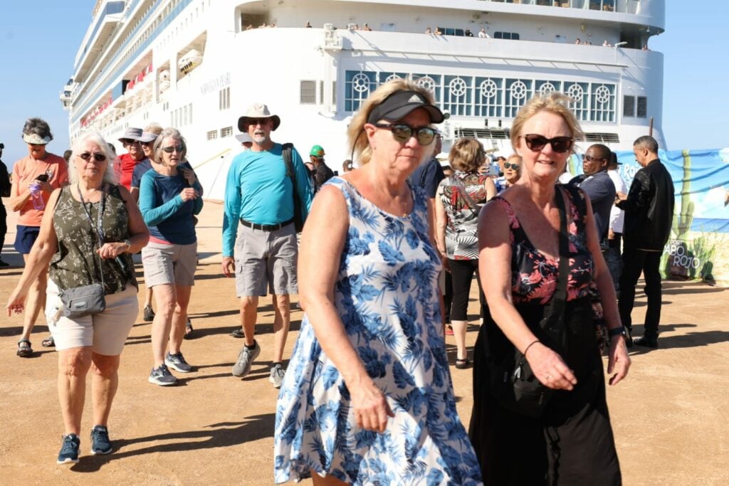 1704390972 397 En fotos Los primeros cruceristas que arribaron a puerto