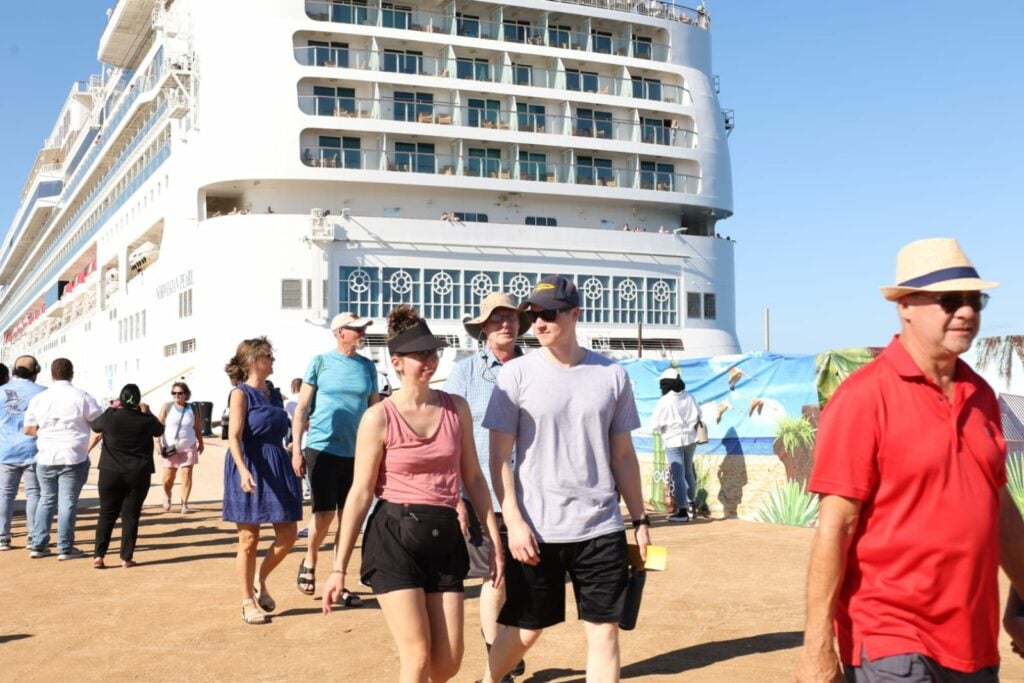 1704390972 762 En fotos Los primeros cruceristas que arribaron a puerto