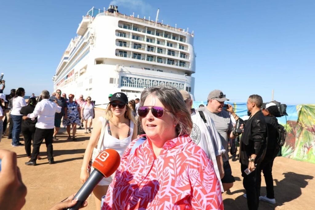 1704390973 200 En fotos Los primeros cruceristas que arribaron a puerto