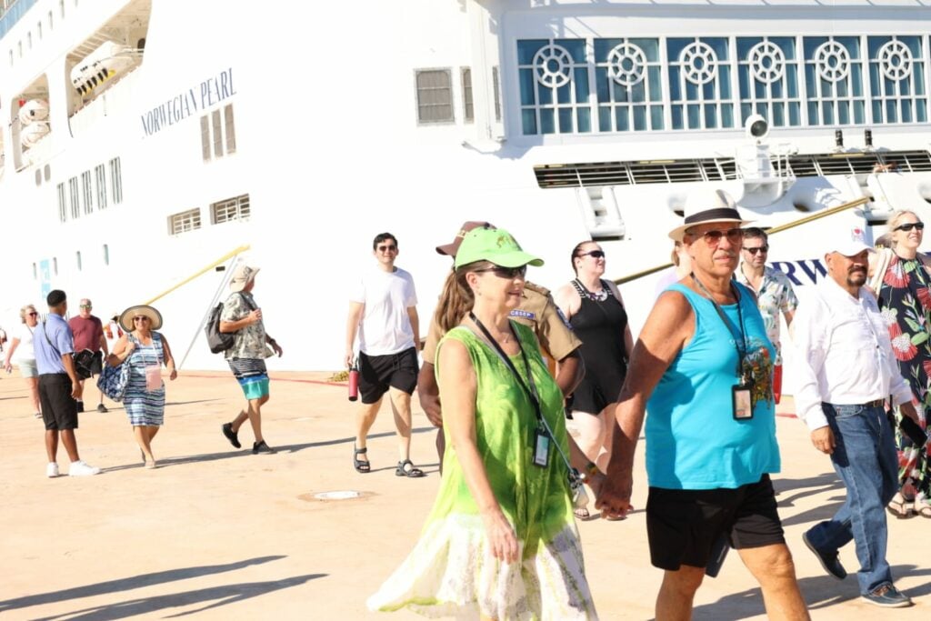 1704390973 567 En fotos Los primeros cruceristas que arribaron a puerto