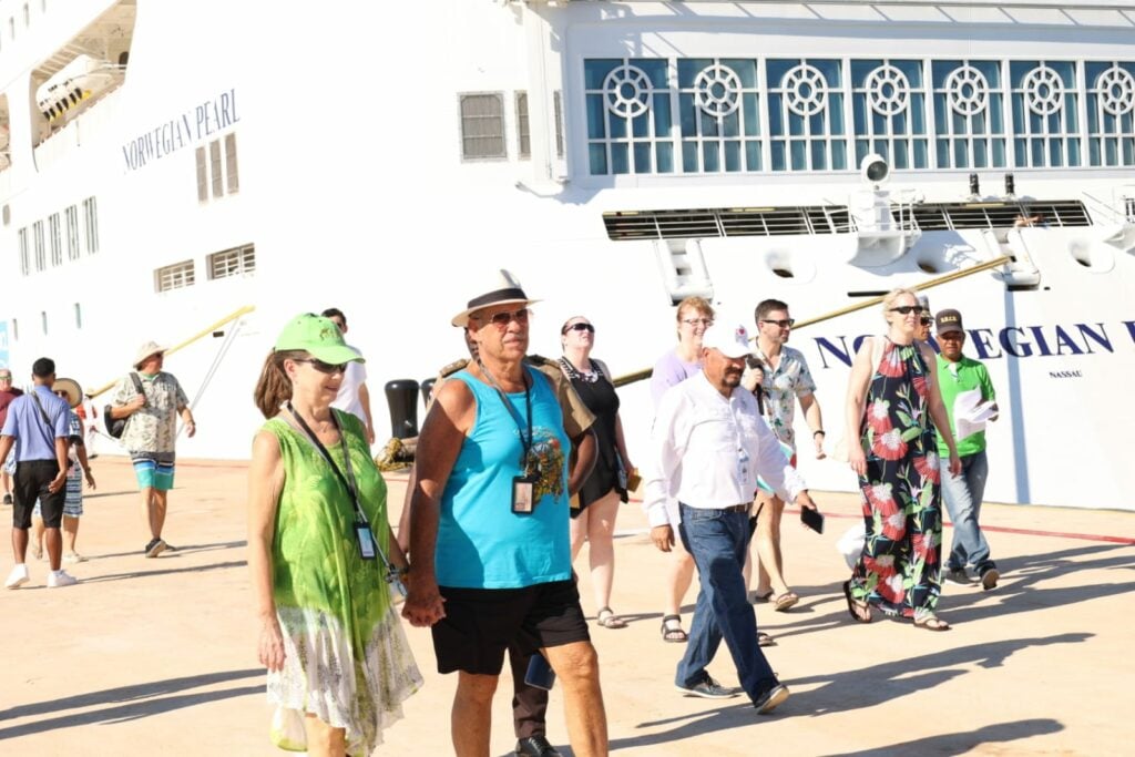 1704390973 613 En fotos Los primeros cruceristas que arribaron a puerto