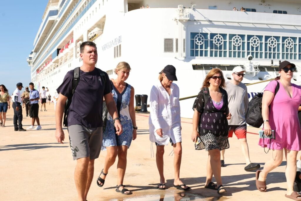 1704390973 749 En fotos Los primeros cruceristas que arribaron a puerto