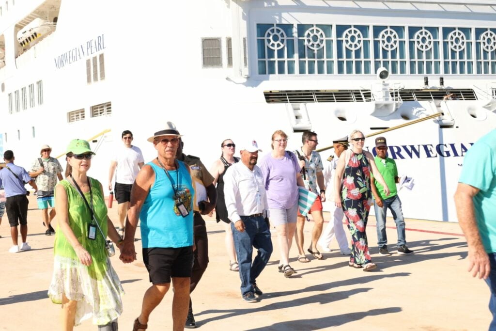 1704390974 560 En fotos Los primeros cruceristas que arribaron a puerto