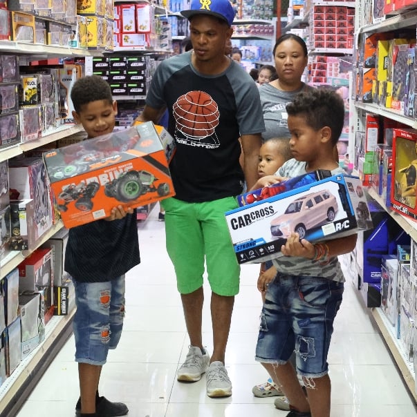 1704551110 219 La alegria de ninos adorno los pasillos de tiendas del