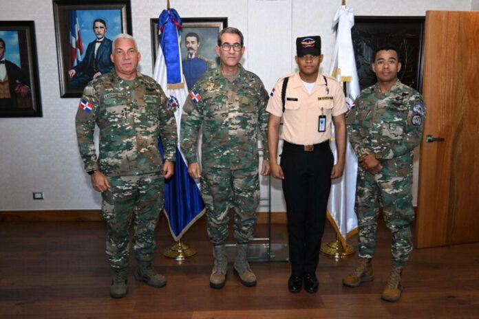 Reconocen a agente del Metro que devolvió medio millón de pesos que encontró