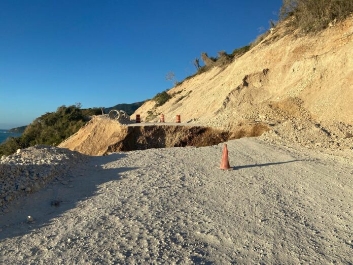 ¿Cuál fue la causa del nuevo derrumbe en la carretera Barahona-Enriquillo?