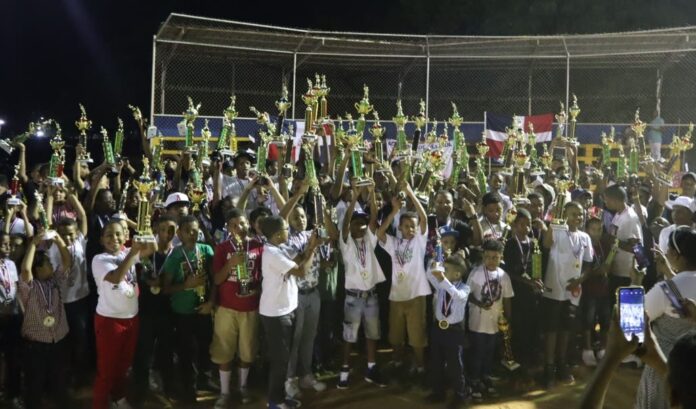 Academia Rafael Báez premia más destacados