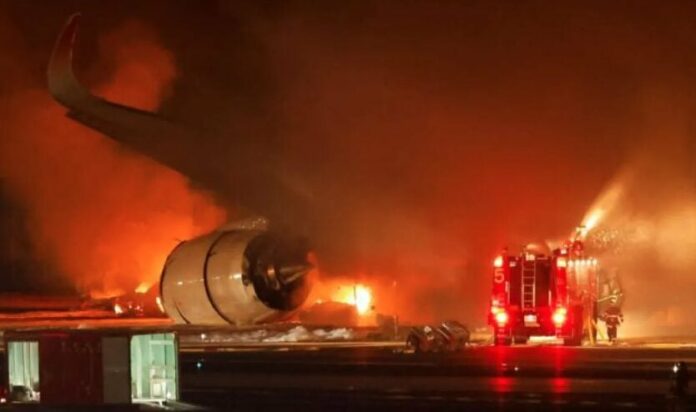 Al menos 5 muertos y 379 personas escapan tras choque de avión en pista