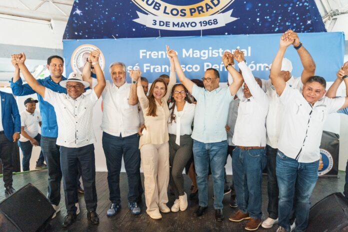 Carolina Mejía recibe apoyo de cientos de maestros en la Carolina Mejía recibe apoyo de cientos de maestros en la capital