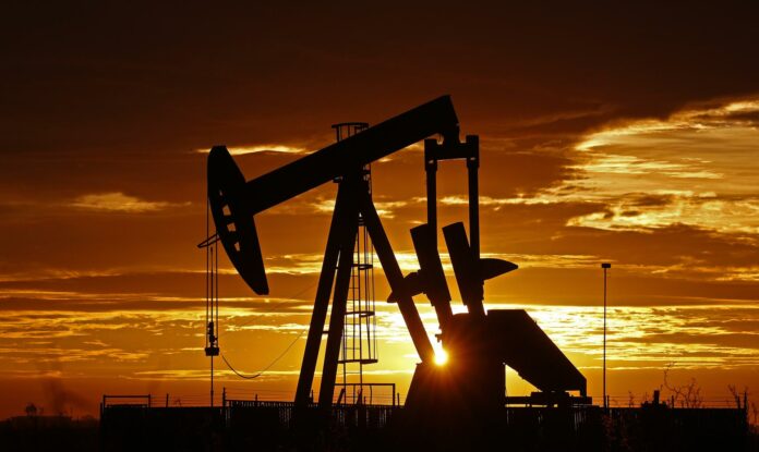 El petróleo de Texas abre con una bajada del 0.76 %, hasta 76.77 dólares el barril