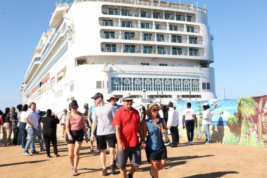 En fotos Los primeros cruceristas que arribaron a puerto
