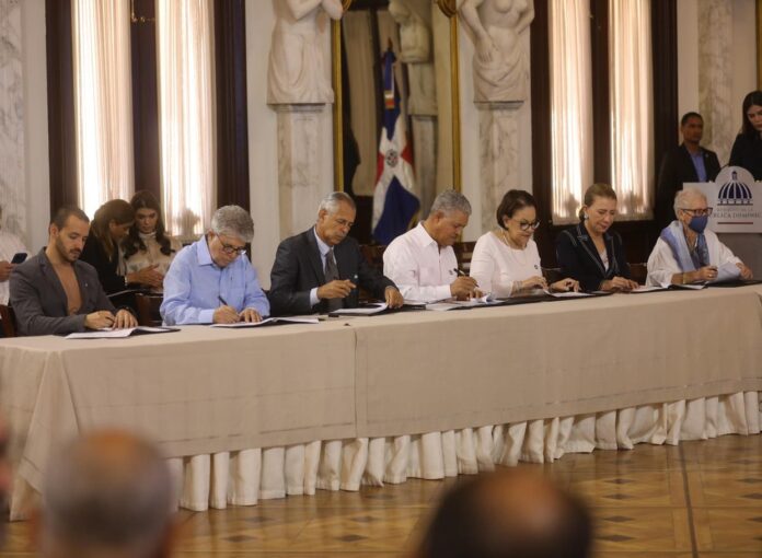 Firman acuerdo en Palacio resguardar áreas protegidas