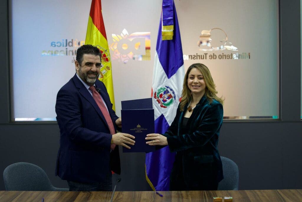 Fitur Superate firma convenio con Asociacion de Hosteleria y Turismo