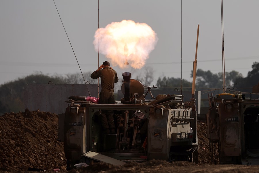 Soldados israelíes disparan morteros en una zona cercana a la frontera con la Franja de Gaza