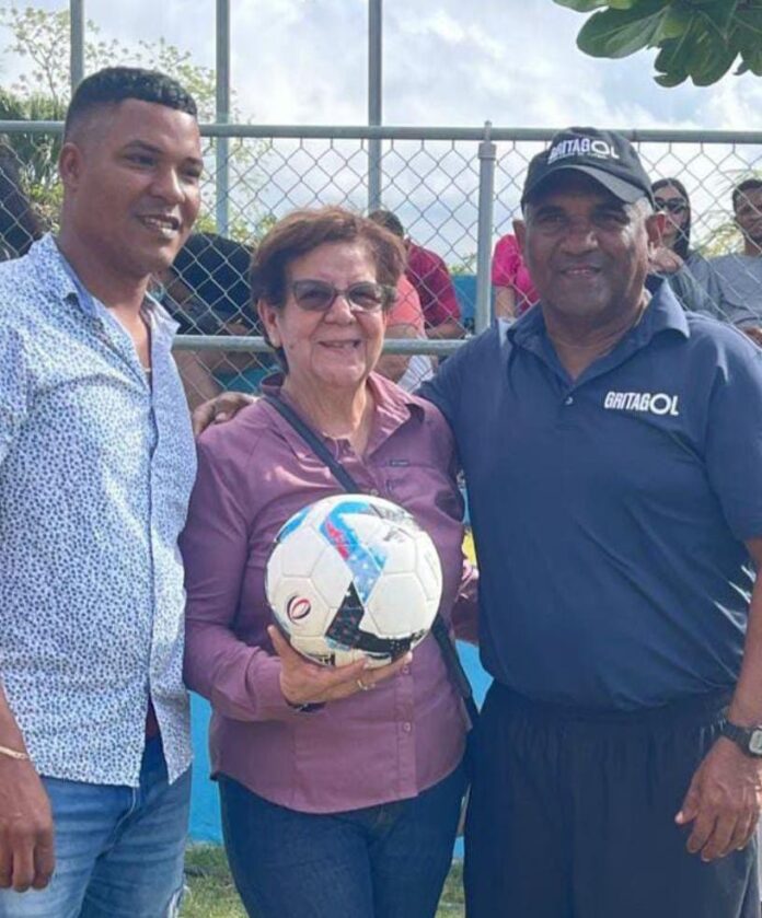 Gobernadora de Salcedo respalda fútbol Ilusión Pibe