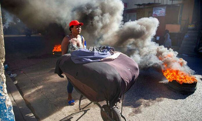 Haitianos cierran calles ; exigen renuncia Henry