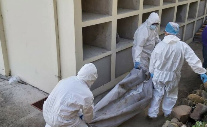 Inacif sepulta 125 cuerpos sin reclamar