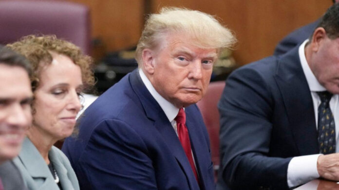 Juez amenaza con expulsar a Trump por no acatar orden de guardar silencio durante juicio