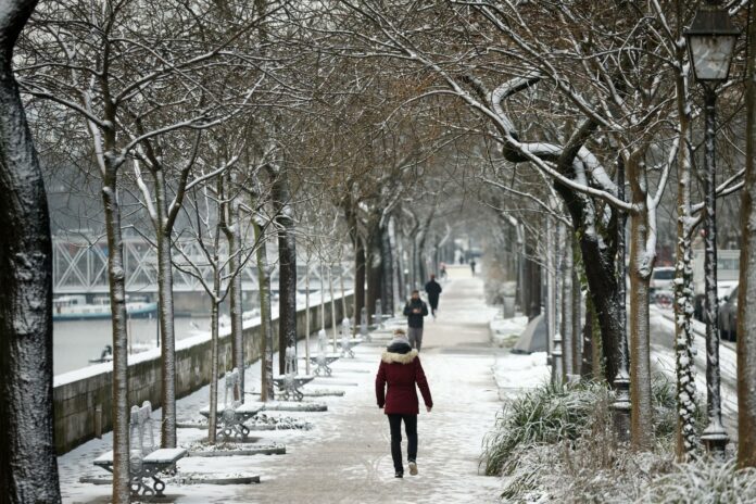 La nieve en el norte de Francia causa atascos, problemas de circulación y de transporte