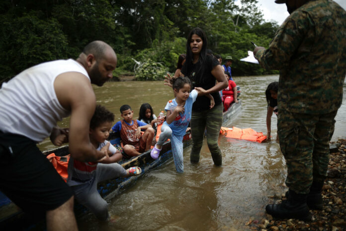 Más de medio millón de migrantes cruzaron la selva de Darién en 2023: 120 mil eran menores de edad
