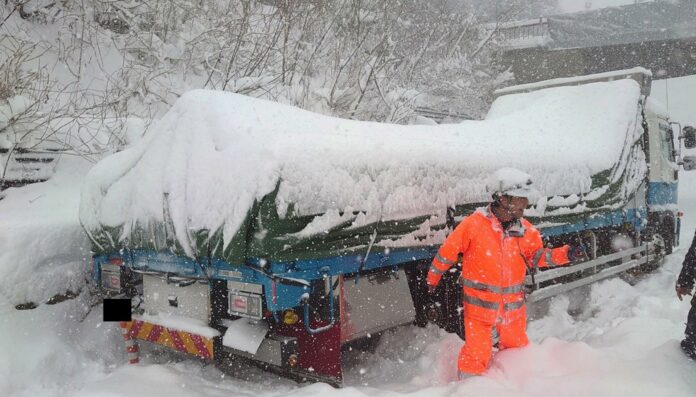 Nevadas en el centro de Japón bloquean carreteras y paralizan vuelos y trenes