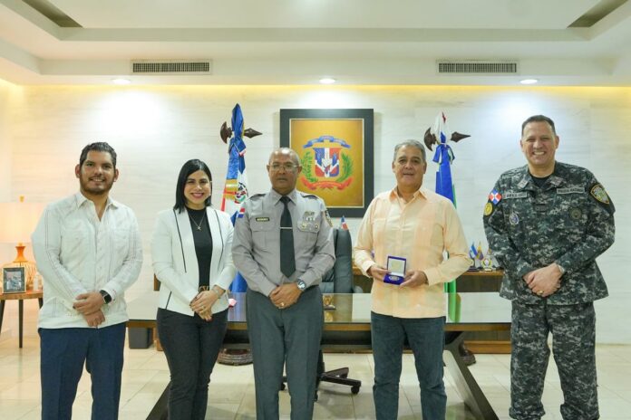 PN recibe a dos generales retirados de la policía colombiana para estrechar lazos interinstitucionales