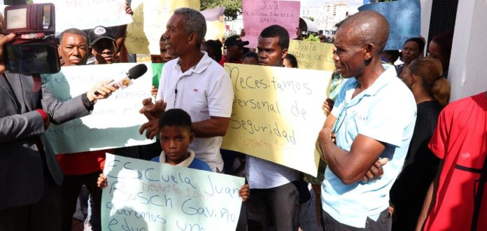 Padres pagan a mujeres para hacer limpieza escuela