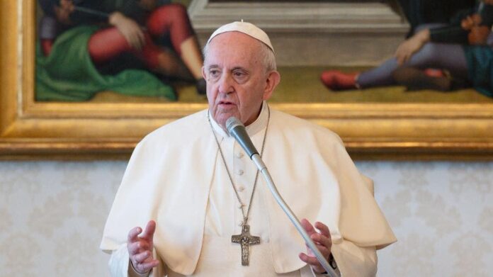 Papa: “quien lastima mujer profana Dios”