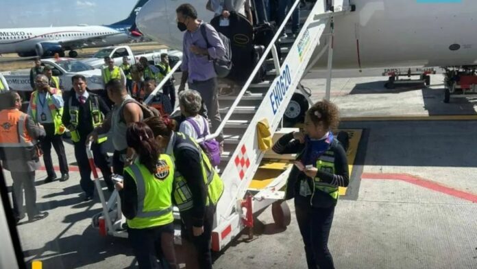 Pasajero de un avión abre la puerta de emergencia en México