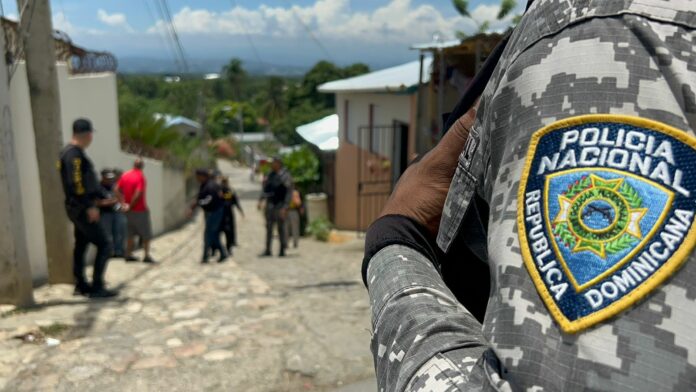 Policía apresa a cuatro hombres acusados de asaltar establecimiento comercial Policía apresa a cuatro hombres acusados de asaltar establecimiento comercial en Navarrete