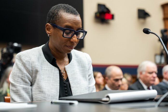 Presidenta de Harvard renuncia tras polémicas de plagio y controversia por antisemitismo