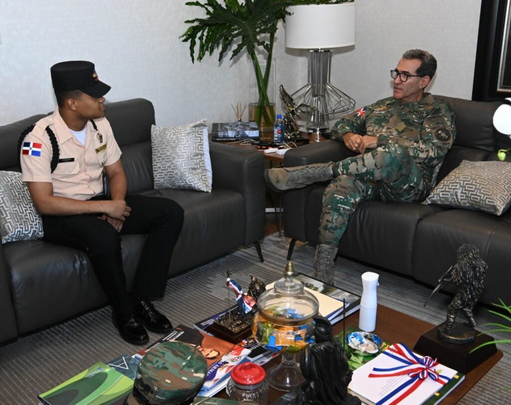 Reconocen a agente del Metro que devolvio medio millon de