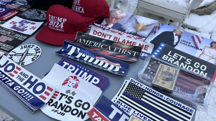 Trump apunta ya a las elecciones de noviembre en su último discurso en Nuevo Hampshire